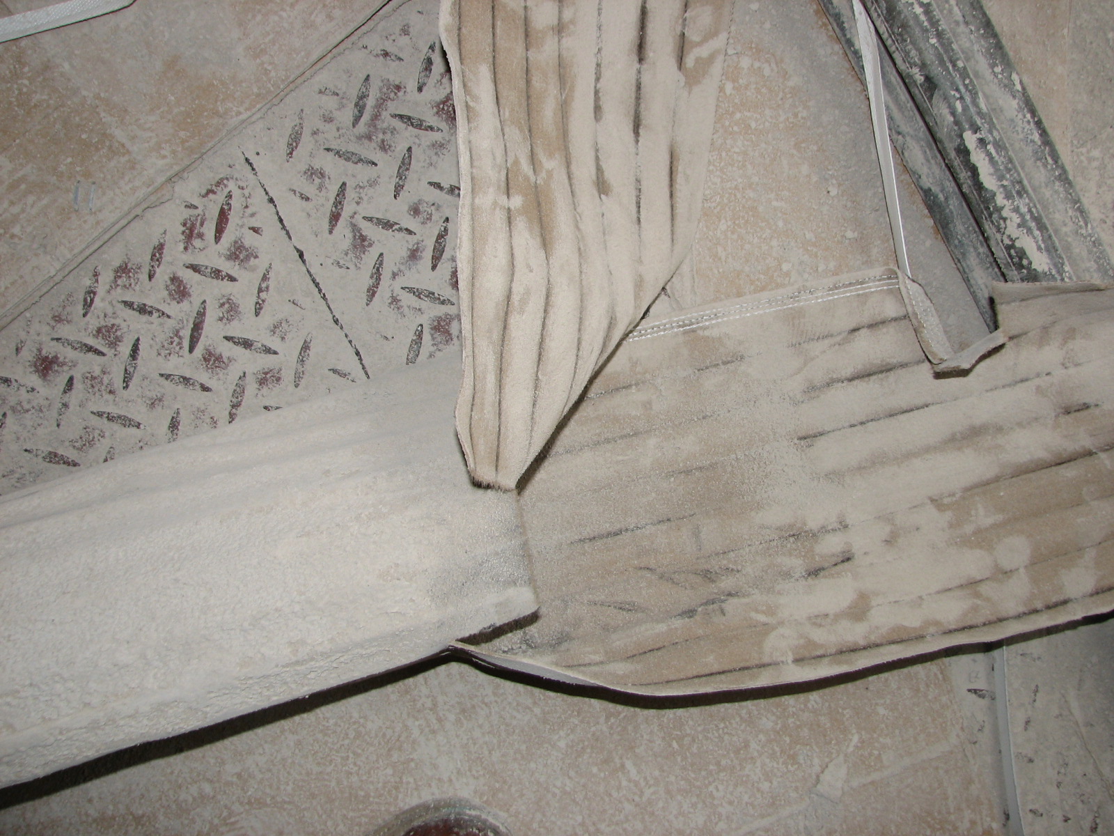 布袋式除塵器實(shí)際應(yīng)用中濾袋的破損形式及原因解密 布袋式除塵器實(shí)際應(yīng)用中濾袋的破損形式及原因解密